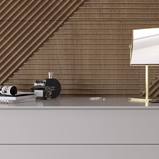 ALISEO Kosmetikspiegel Cubik in Gold steht auf einem modernen Regal vor einer Holzwand.