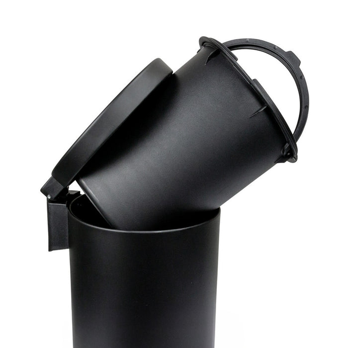 Der Hygieneeimer Prestige von ALISEO in der Farbe Schwarz Matt ist ein modernes Designelement fĂŒr Ihr Badezimmer. Herausnehmbarer Kunststoffinneneimer,
Deckel mit Absenk-Automatik. VerfĂŒgbare FĂŒllmenge in 3 und 5 Liter.