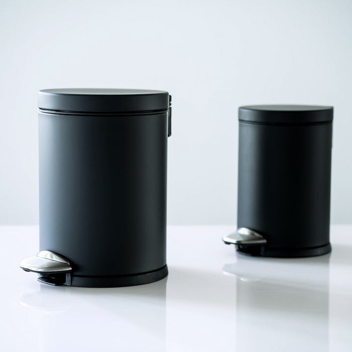 Der Hygieneeimer Prestige von ALISEO in der Farbe Schwarz Matt ist ein modernes Designelement fĂŒr Ihr Badezimmer. Herausnehmbarer Kunststoffinneneimer,
Deckel mit Absenk-Automatik. VerfĂŒgbare FĂŒllmenge in 3 und 5 Liter.