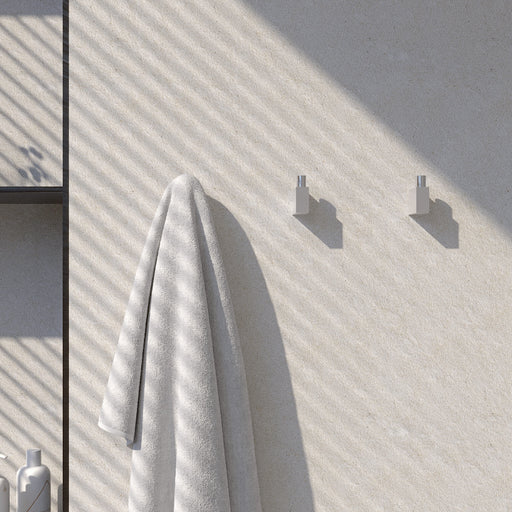 Architecto Haken für Handtücher von ALISEO. Massive Messingkonstruktion. Sicheres Montagesystem. Verdeckte, separate Montageeinheit, keine sichtbaren Schrauben.