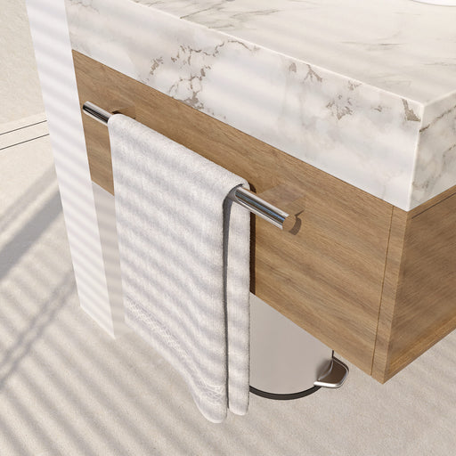 Architecto Handtuchablage an einem Waschbeckenschrank aus Holz in einem modernen, hellen Badezimmer.