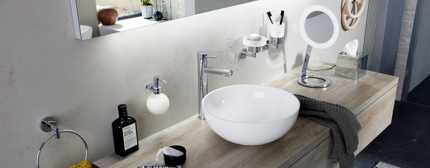 Die Bad-Accessoires von Aliseo in Silber sind ein echtes Highlight in jedem Badezimmer. Neben den Seifenspender hat die Tecno-Serie noch einen Glashalter und Kosmetiktuchspender. Der LED Moon Dance Standspiegel vollendet den stylischen Look in Ihrem Badezimmer