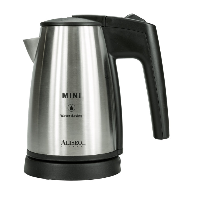 Freisteller des ALISEO Wasserkochers Mini in der Farbe Chrom/Schwarz. 0,5 Liter Füllmenge. Praktisch für Gäste-und Hotelzimmer.