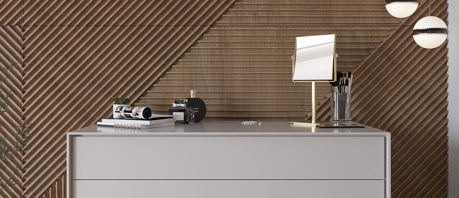 ALISEO Kosmetikspiegel Cubik in Gold steht auf einem modernen Regal vor einer Holzwand.