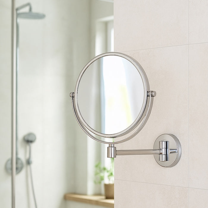 CONCIERGE COLLECTION Wandspiegel am Schwenkarm hängt in einem hellen Badezimmer an einer Wand aus weißen Fließen, 2 Spiegelflächen, Verdeckte Montageeinheit, Rundum drehbar