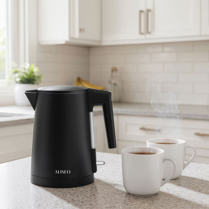 ALISEO TEA X-PRESS
Wasserkocher in der Farbe Schwarz Matt. Der Wasserkocher steht in einer hellen, weißen Küche neben zwei Tassen mit dampfendem Tee/Kaffee.