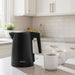 ALISEO TEA X-PRESS
Wasserkocher in der Farbe Schwarz Matt. Der Wasserkocher steht in einer hellen, weißen Küche neben zwei Tassen mit dampfendem Tee/Kaffee.