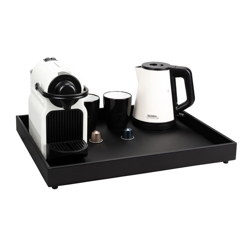 ALISEO Tablett in der Farbe Schwarz und aus feinstem Kunstleder. Samtweiche satinierte Haptik und handgearbeitete Ziernähte. Zwei Ausschnitte für Anschlusskabel. Ablagefläche für Kaffeemaschine, Wasserkocher und Tassen. 