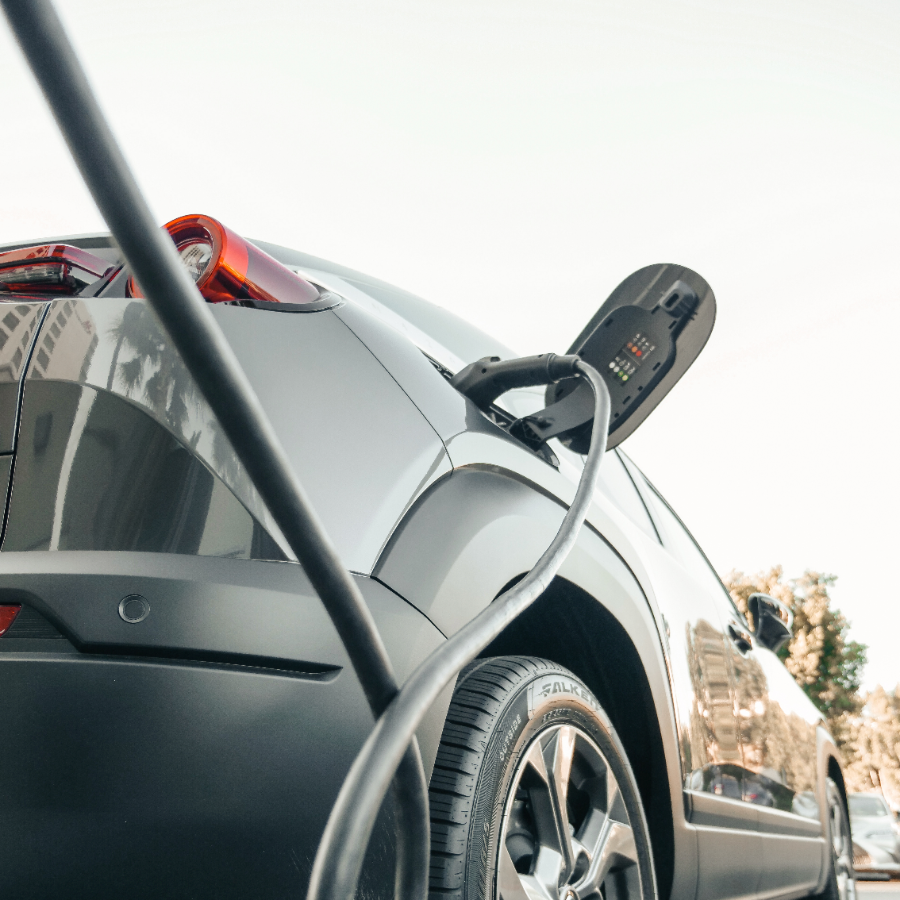 Mit einem elektrifizierten Fuhrpark und Ladesäulen auf dem Unternehmensgelände fördern wir aktiv die Mobilitätswende.
