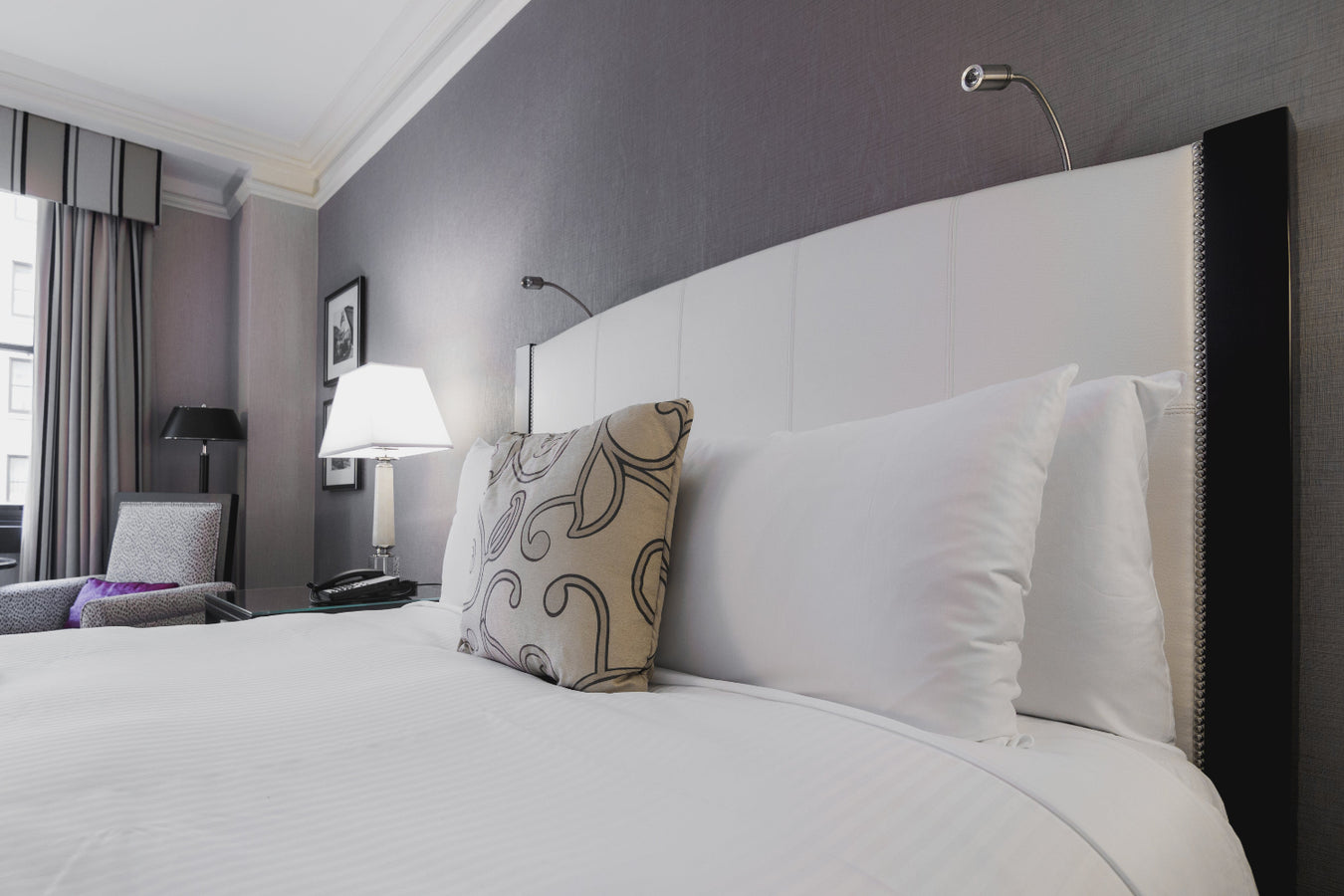 Das Bild zeigt ein Hotelzimmer und gibt die Information, dass man als Geschäftskunde über die Website Produkte anfragen kann.
